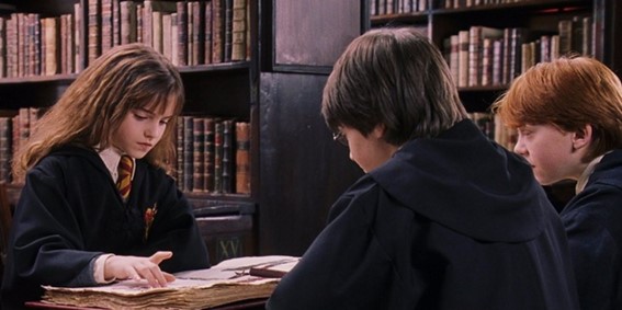 Ron y Harry vacilando a Hermione mientras estudia. Ron e Harry incomodando a Hermione enquanto estuda.