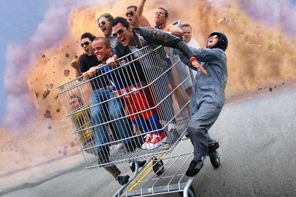 Parece, mas não é! - O que significa "to egg on" em inglês? carrinho de compras, aposta, pessoas brincando