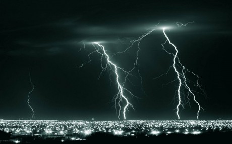 nature-landscapes_widewallpaper_lightning-storm_21026