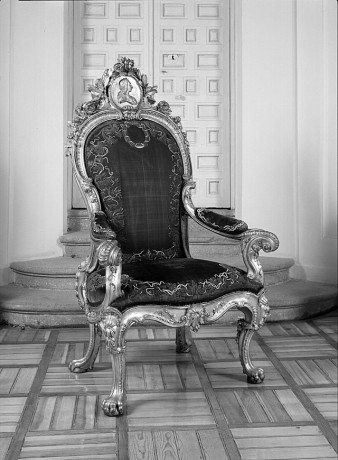  SENTADO,RECUERDA UNA EXPOSICIÓN DE TRONOS EN VERSALLES