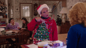 O que significa "an ugly Christmas sweater" em inglês? Season 6 Christmas Sweater GIF by ABC Network