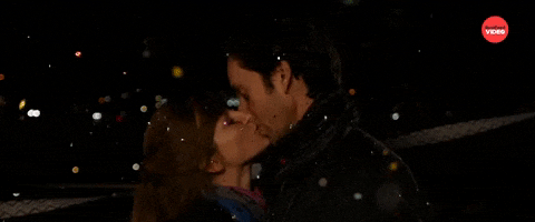 Superstições de Ano Novo em inglês o que é midnight kiss em ingles
DESCRIÇÃO DA IMAGEM: pessoas estão se beijando. Está escuro, mas vemos confetes brilhantes e coloridos caindo.