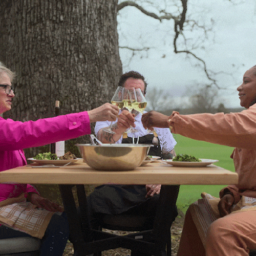 Superstições de Ano Novo em inglês Comida de Ano Novo em inglês
DESCRIÇÃO DE IMAGEM: Três pessoas, um homem e duas mulheres, estão brindando sentados à mesa.
