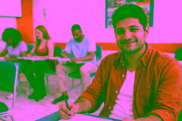 inFlux - Curso de Inglês e Espanhol aluno em close em sala de aula na inFlux Curso de inglês e espanhol