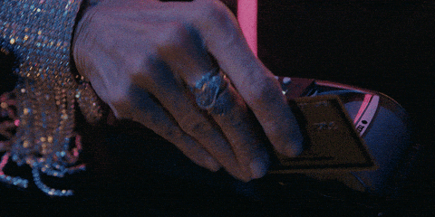 Chunks para fazer compras em espanhol formas de pagamento em espanhol
DESCRIÇÃO DA IMAGEM. Uma pessoa com anel no dedo médio e pulseira de strass no pulso está passando um cartão de crédito em uma maquininha