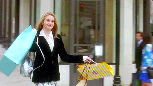 fazer compras em espanhol

DESCRIÇÃO DA IMAGEM: A personagem Cher Horowitz, do filme "As Patricinhas de Beverly Hills", está saindo de uma loja com várias sacolas nas mãos. Ela é uma mulher jovem de cabelos loiros compridos e está usando camisa branca e casaco preto. 