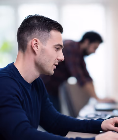 Rapaz estudando curso de inglês e espanhol inFlux