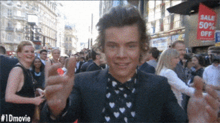 Aprenda Inglês com Harry Styles! Celebrity gif. Harry Styles comes towards us with open arms and gives us a big smooch.